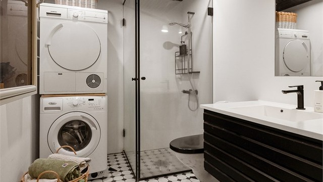 Badet består av vegghengt servantskap fra Unoform med heltstøpt Corian heldekkende servant og armatur, speil over servant med overlys, dusjnisje med innfellbare og dusjarmatur, samt vegghengt toalett. Plass og opplegg til vaskemaskin og tørketrommel
