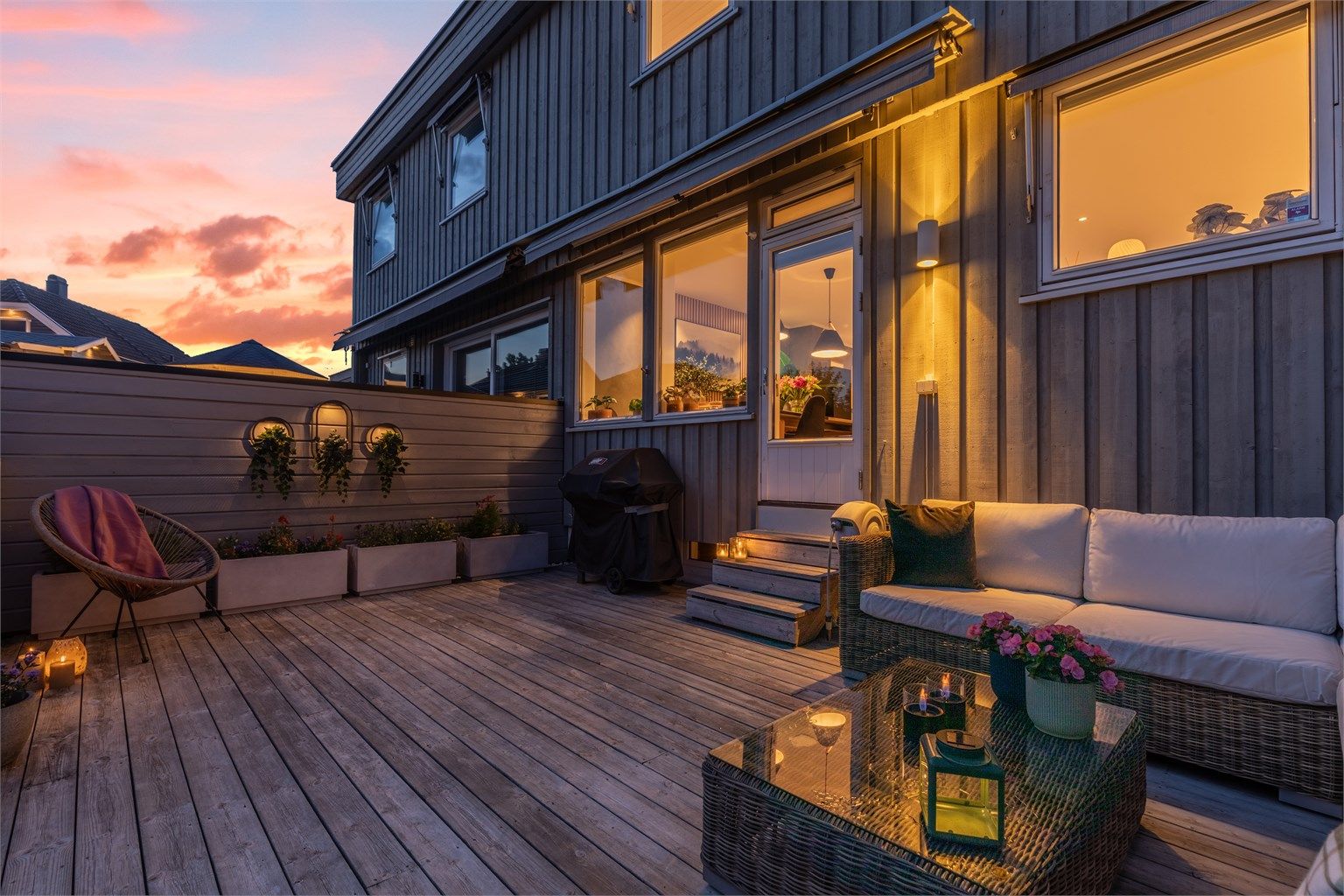 Rekkehuset har en sydvestvendt og svært romslig terrasse på hele 24 kvm!