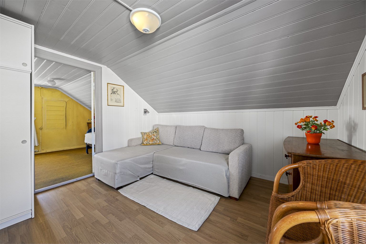 1 av 3 soverom i loftsetasjen innredet som loftstue. 