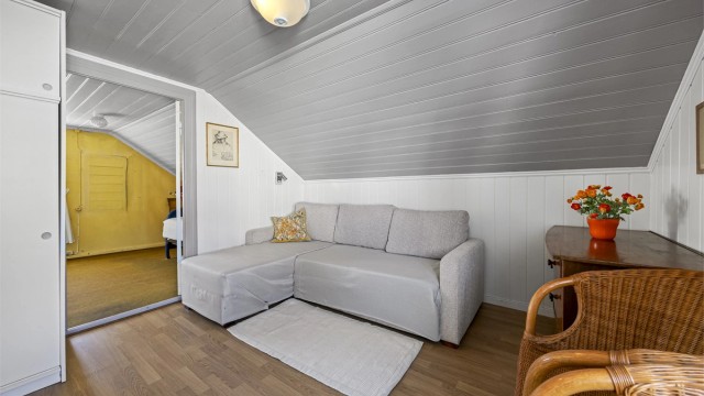 1 av 3 soverom i loftsetasjen innredet som loftstue.