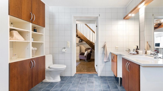 Baderomsinnredning med to nedfelte servanter og Corian benkeplate