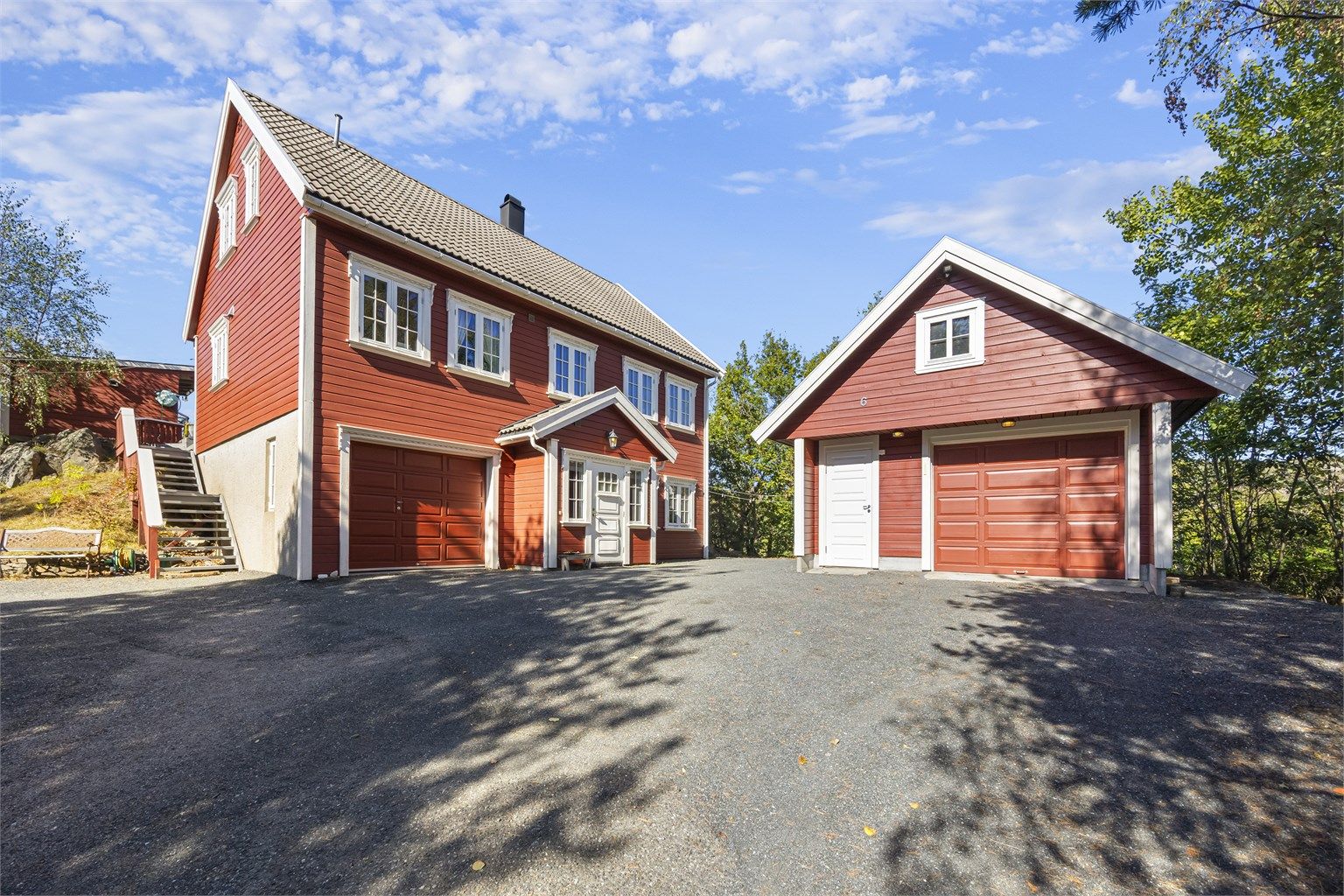 Flott enebolig og garasje med romslig tun, hage og stor terrasse.