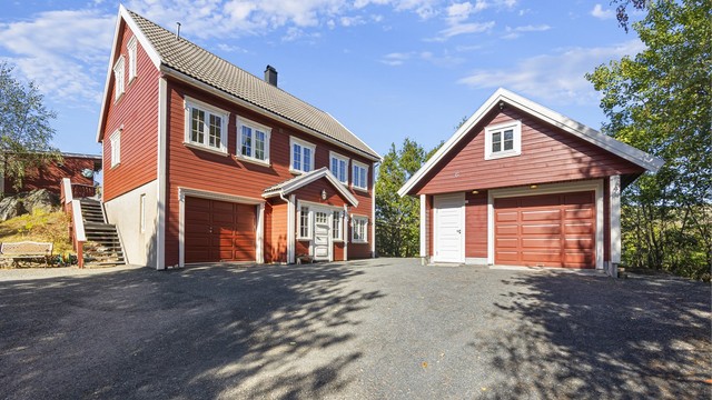 Flott enebolig og garasje med romslig tun, hage og stor terrasse.