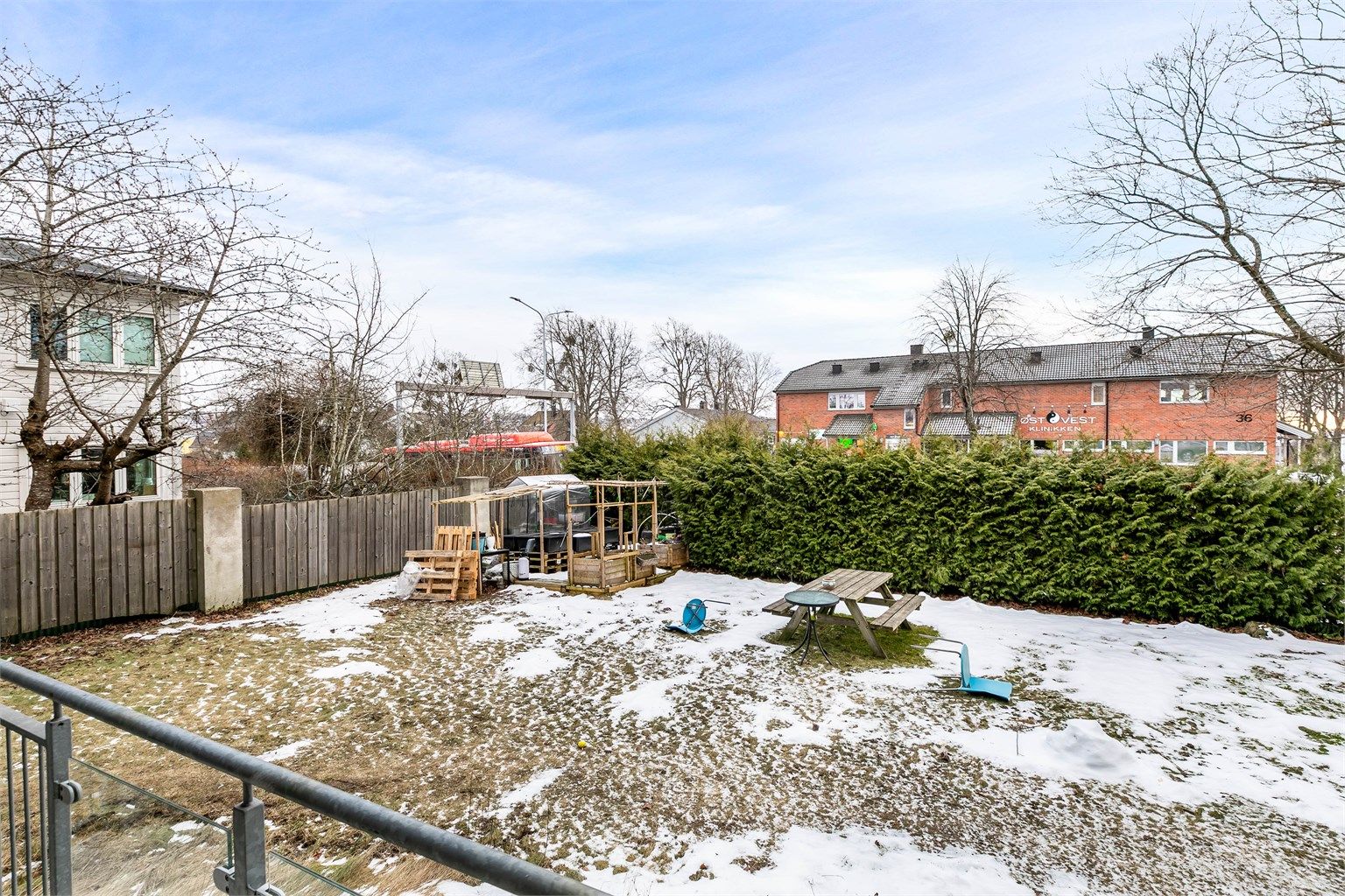 Hagen er fellesareal for beboerne. Her er det i årets varmere måneder mulighet til å dyrke egen grønnsaker og urter, med mer.
Fotograf; Børge Oppegård.