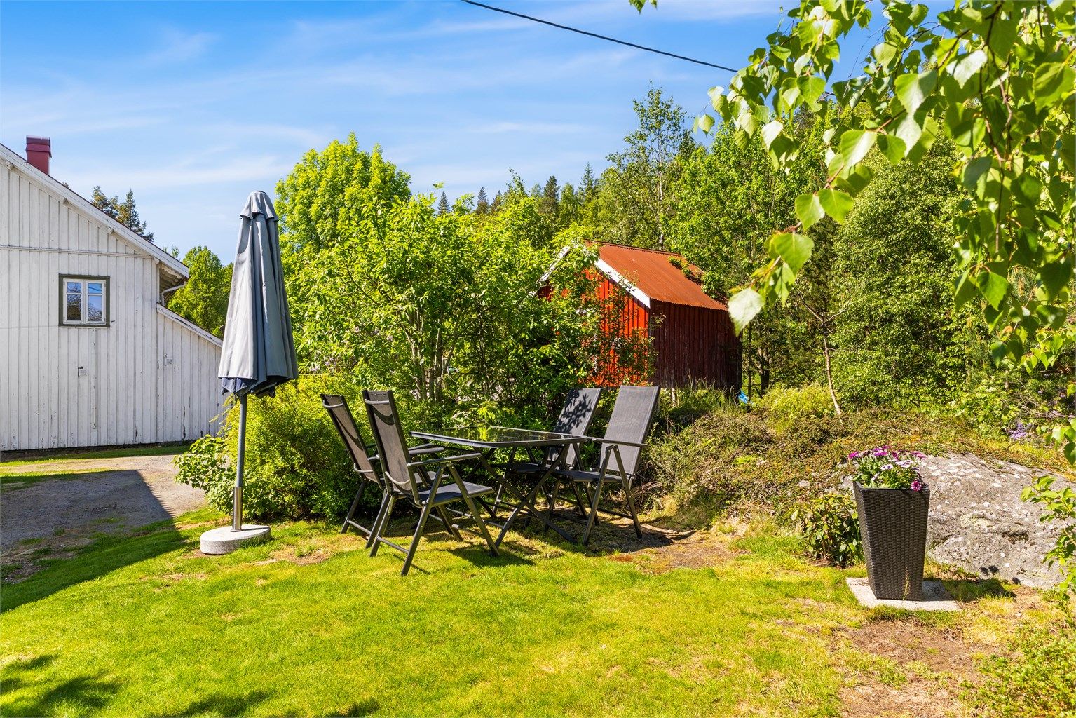 Hagen har flere usjenerte soner og god plass til utemøbler.