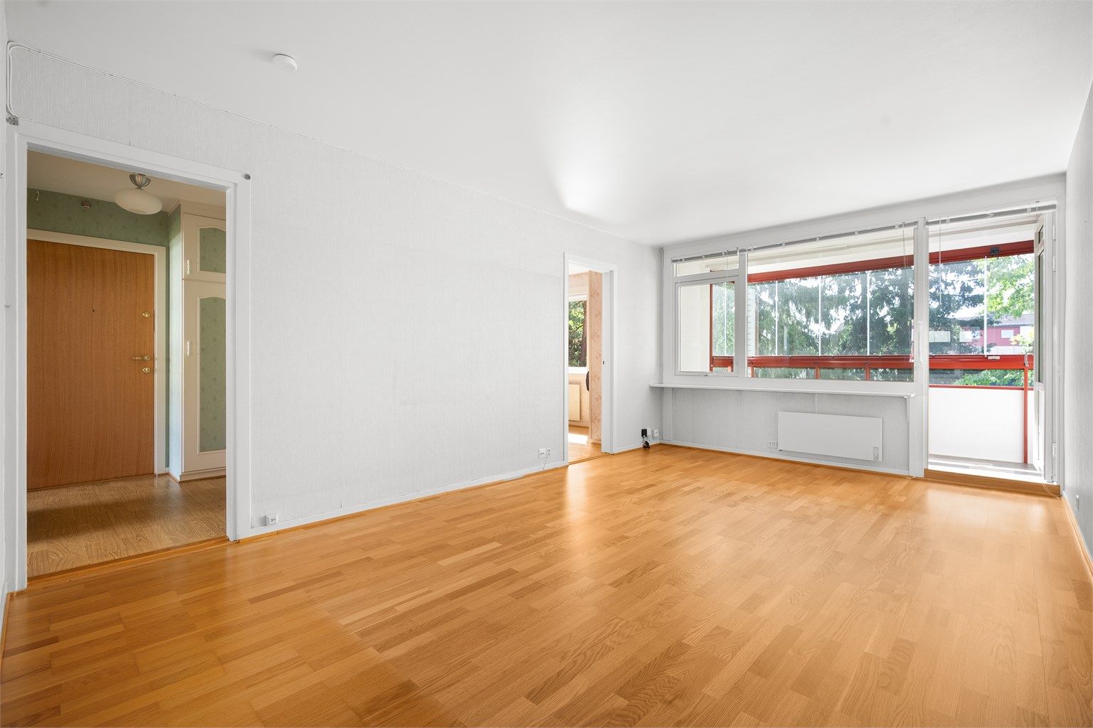 Leiligheten har en romslig stue som med de store vindusflatene, får en lys og luftig atmosfære. 