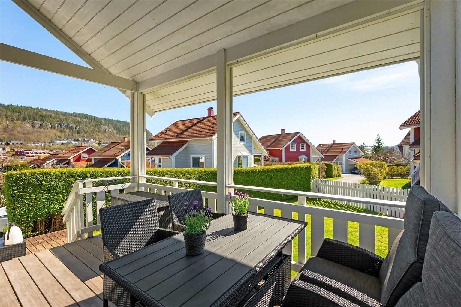 Fra stuen er det utgang til en nydelig veranda. Foto: Zovenfra