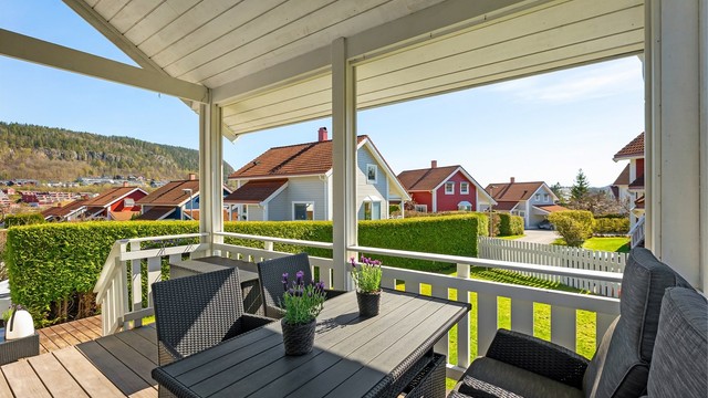 Fra stuen er det utgang til en nydelig veranda. Foto: Zovenfra