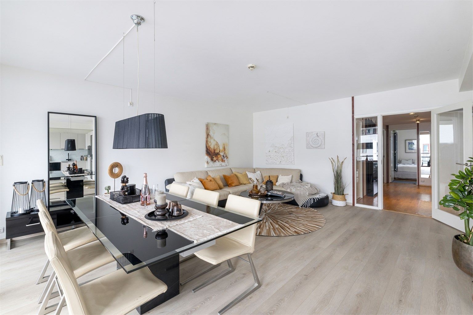 Romslig leilighet på hele 82 kvm med solrik balkong og god parkeringsplass med bod i bakkant