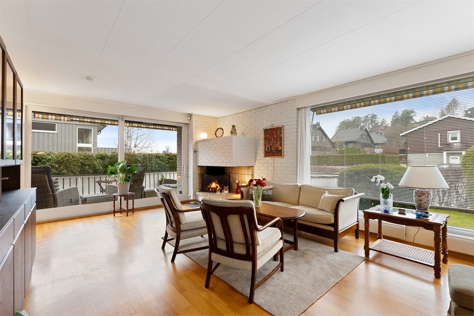 Fra stuen er det direkte utgang til en stor, sørvestvendt terrasse via en skyvedør fra 2003.