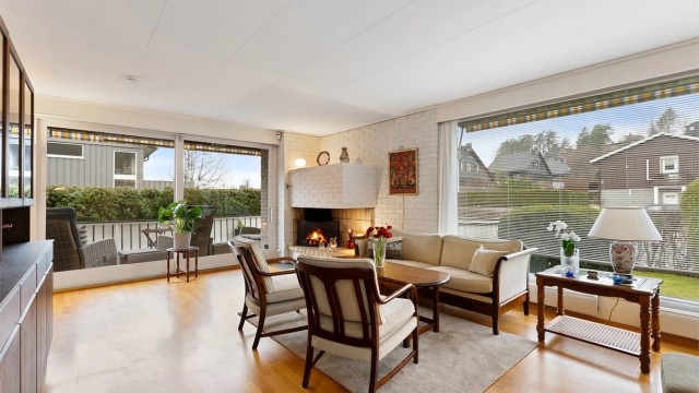 Fra stuen er det direkte utgang til en stor, sørvestvendt terrasse via en skyvedør fra 2003.