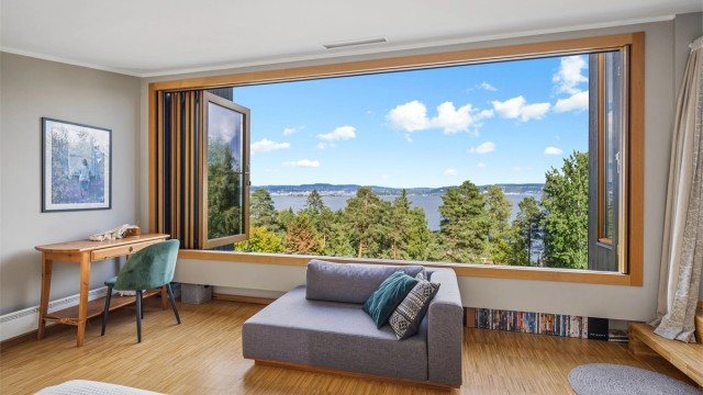 Boligen er preget av store vindusflater og varme tretoner, med nøye utvalgte materialer og et gjennomgående uttrykk i harmoni med de naturlige omgivelsene. Foto: Per O Skjellnan v/EFKT