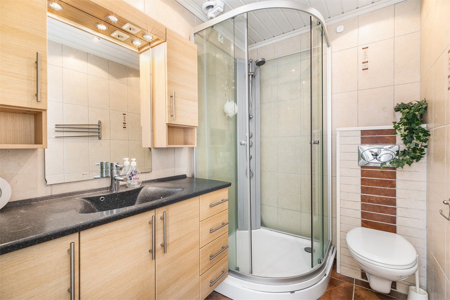 Badet ble trolig modernisert på begynnelsen av 2000-tallet, men bærer ikke preg av faglig god utførelse. Fornyelse/renovering bør påregnes.