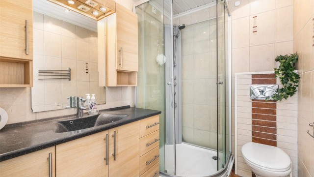 Badet ble trolig modernisert på begynnelsen av 2000-tallet, men bærer ikke preg av faglig god utførelse. Fornyelse/renovering bør påregnes.