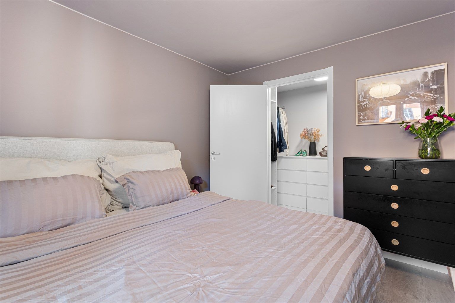 Fra rommet er det direkte adkomst til et praktisk omkledningsrom.