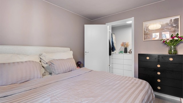 Fra rommet er det direkte adkomst til et praktisk omkledningsrom.