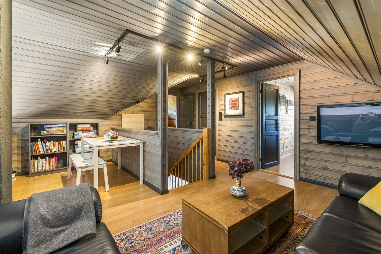 Loftstuen har laminat på gulvet og panel på vegger og i himling.