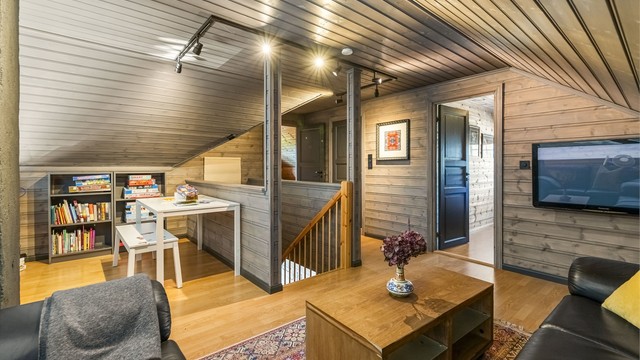 Loftstuen har laminat på gulvet og panel på vegger og i himling.