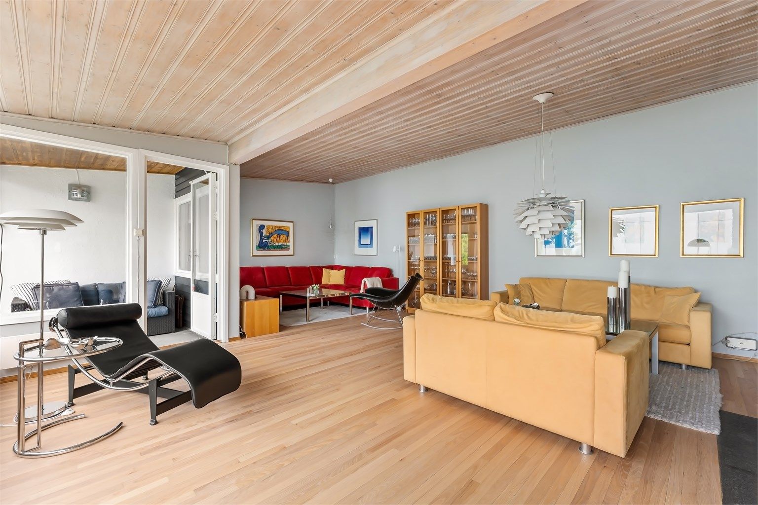 Stuen er holdt i delikate fargetoner og har store vindusflater som slipper inn rikelig med dagslys