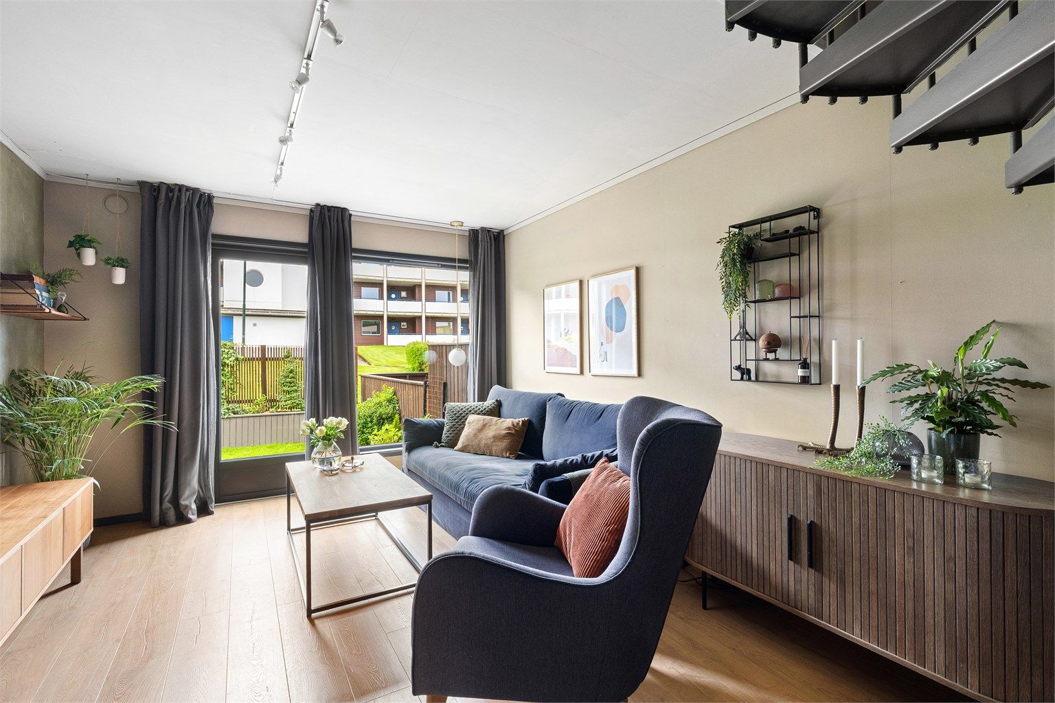 Hele boligen, med unntak av vaskerom og bad, har en-stavs gulv og slette overflater fargesatt i behagelige jordtoner.  