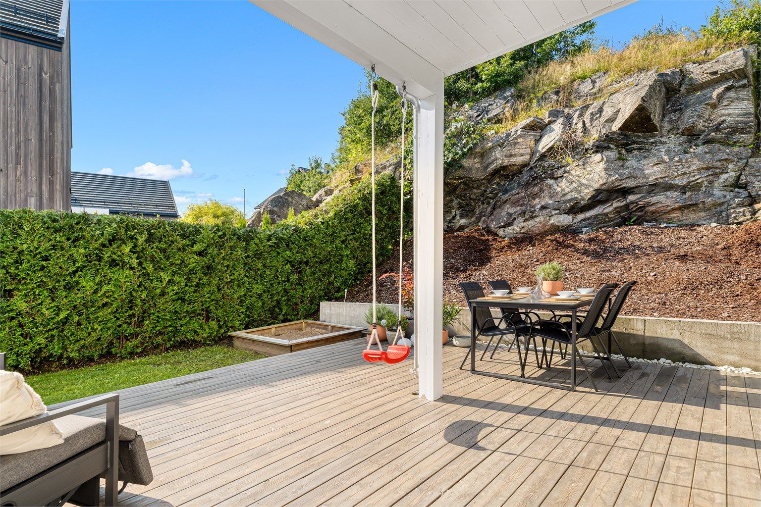 Her er det hyggelige uteforhold og god plass til både hagemøbler, grill, sandkasse, barnebassen m.m. 