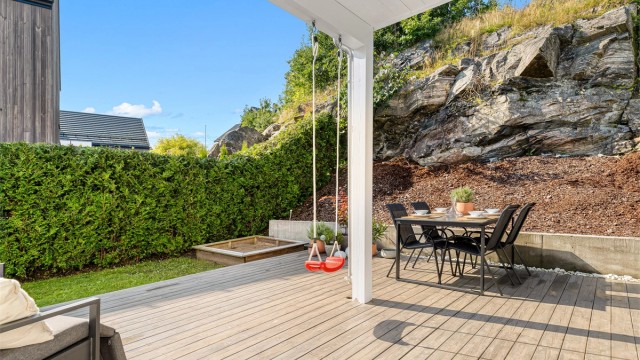 Her er det hyggelige uteforhold og god plass til både hagemøbler, grill, sandkasse, barnebassen m.m.