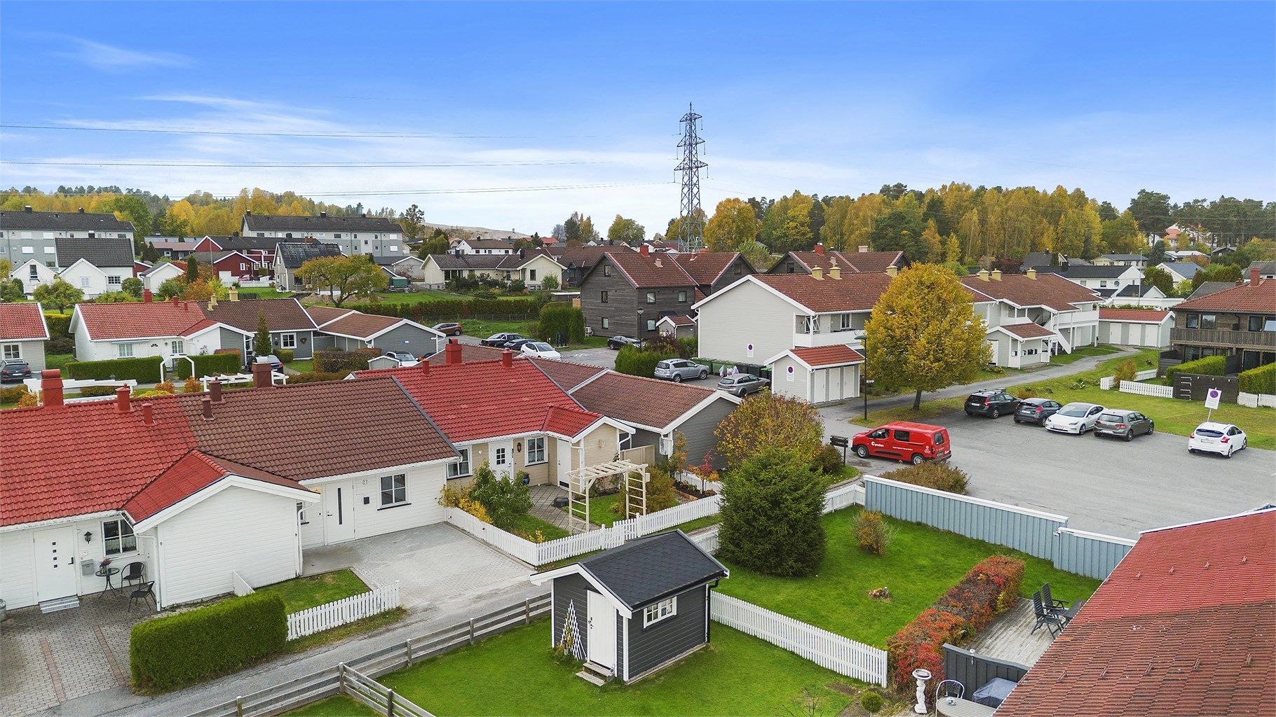 Eiendommen ligger i et stille, rolig og etablert boligområde på Nenset uten gjennomgangstrafikk.