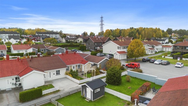Eiendommen ligger i et stille, rolig og etablert boligområde på Nenset uten gjennomgangstrafikk.