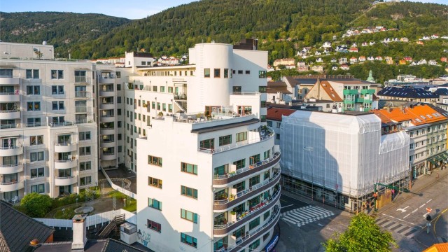 Sameiet består av 67 seksjoner, fordelt på 57 boligseksjoner, 9 næringsseksjoner og 1 garasjeseksjon