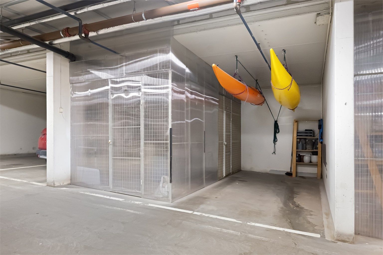 Kjellerbod på 6 kvm og garasjeplass med elbillader følger leiligheten