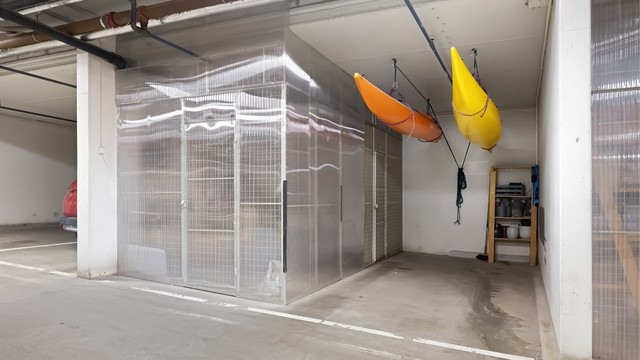 Kjellerbod på 6 kvm og garasjeplass med elbillader følger leiligheten