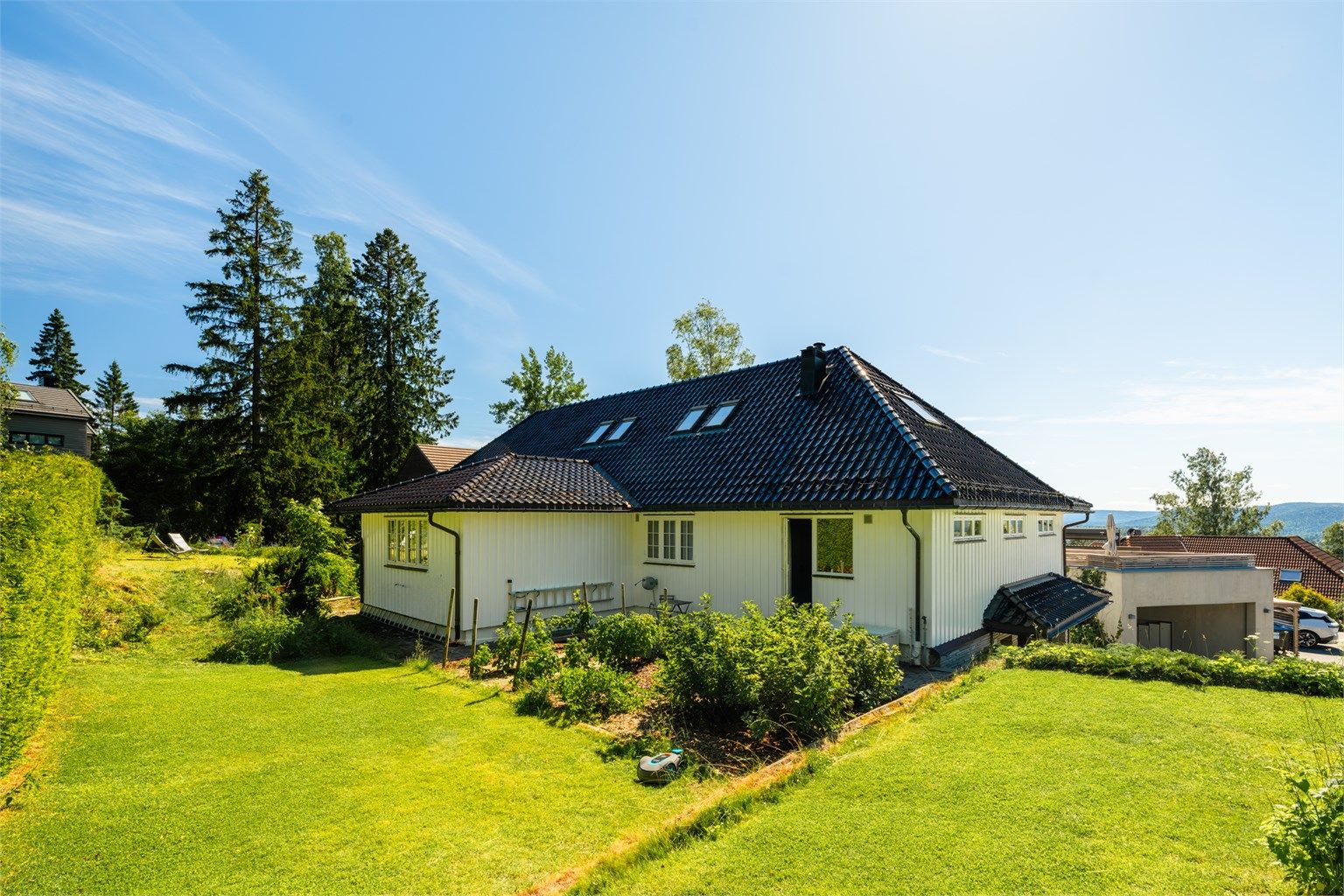 Fra det ene soverommet i hovedetasjen er det utgang til hagen på baksiden av huset. 