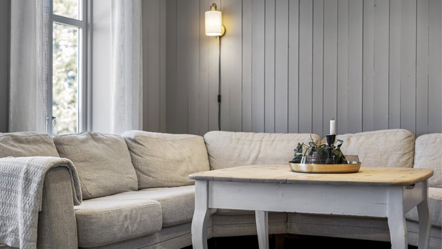 Vegger med malt panel og profilerte innerdører gir boligen en helhetlig stil.