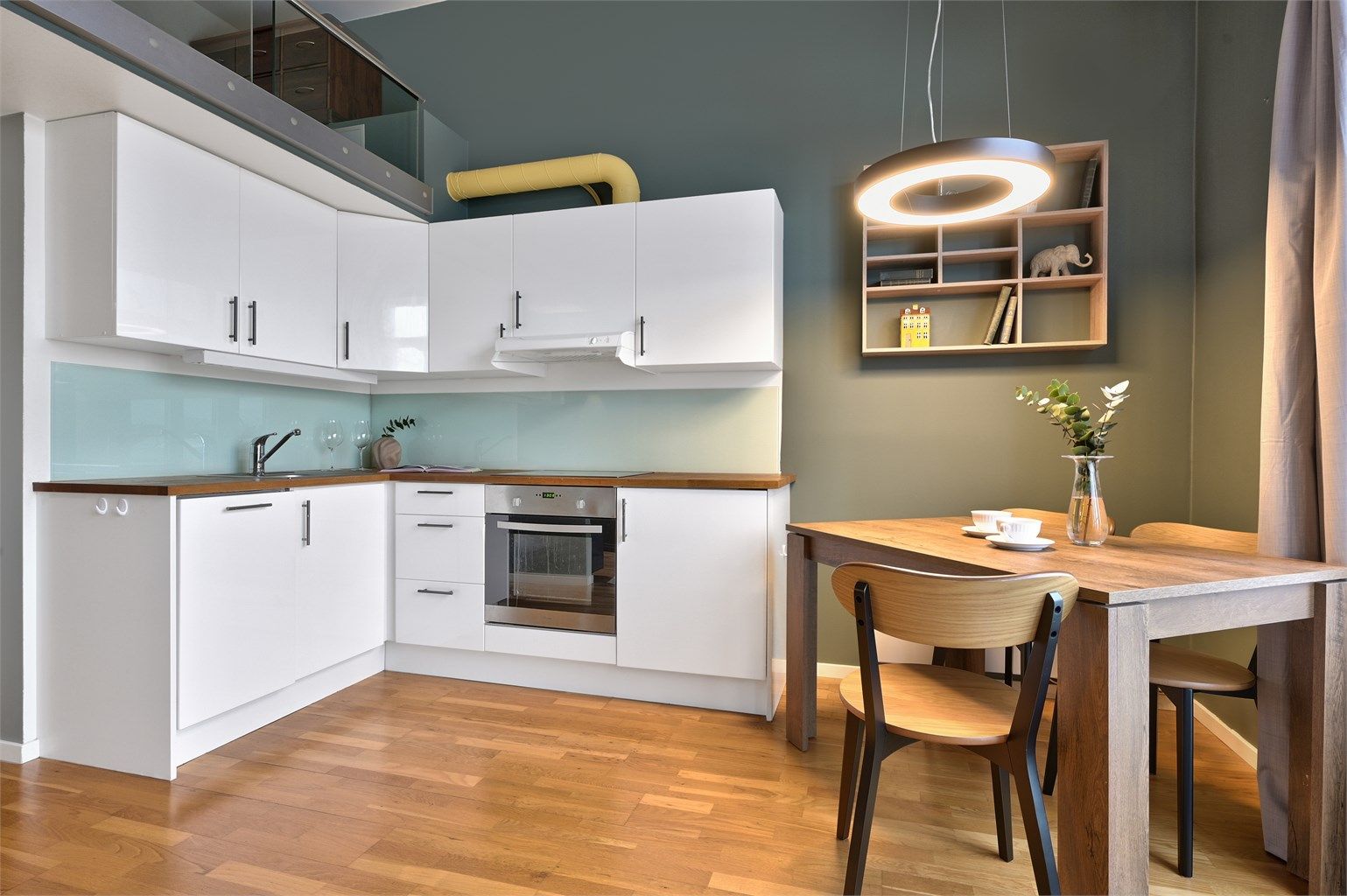 Kjøkkendel i allrommet. Fotograf: Kristian Bollæren ved Fotofinish