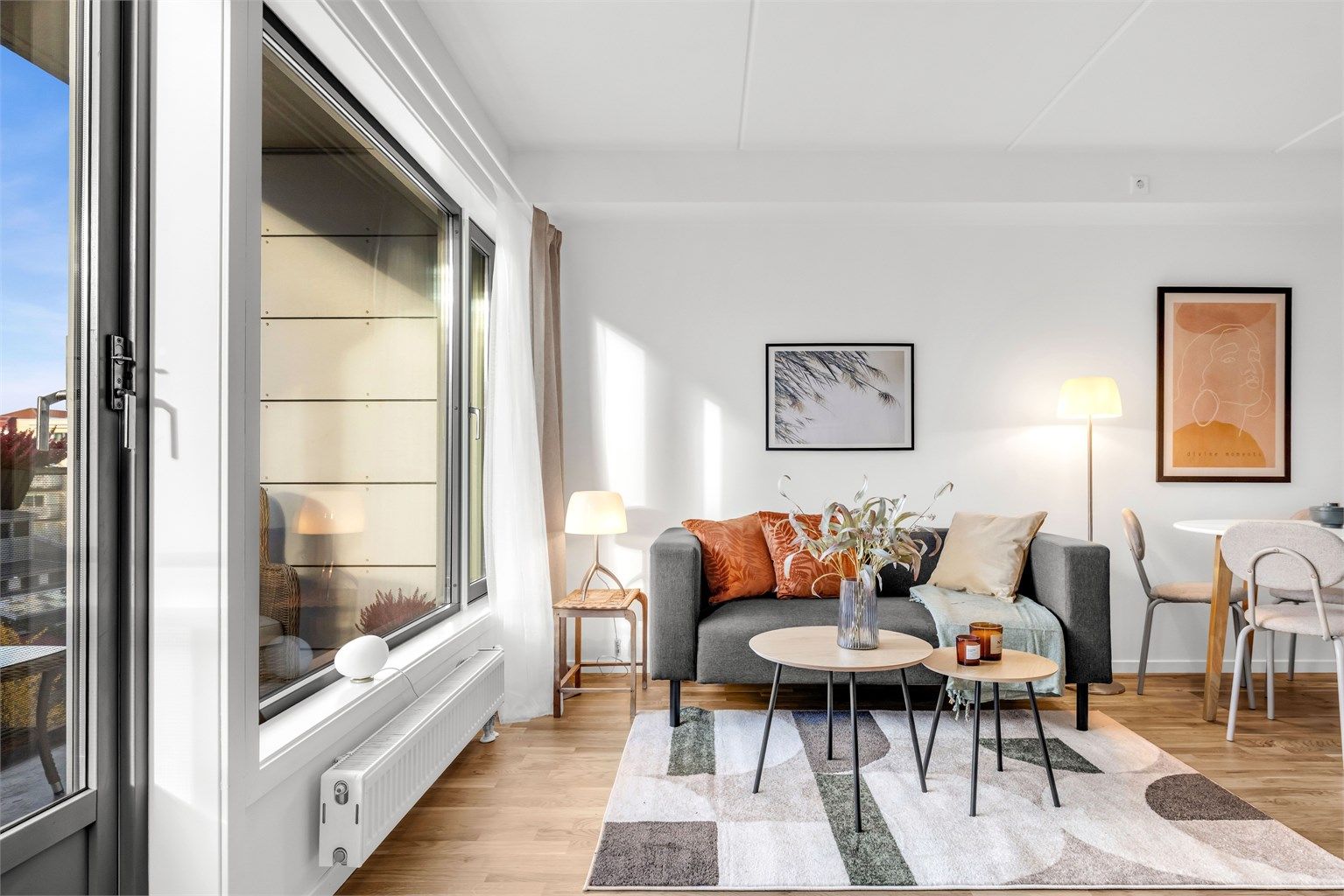 Store vindusflater slipper inn rikelig med lys, og sammen med den praktiske planløsningen skapes en luftig og innbydende atmosfære.