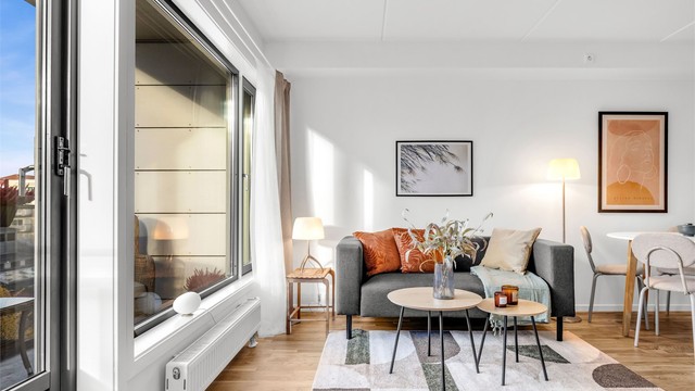 Store vindusflater slipper inn rikelig med lys, og sammen med den praktiske planløsningen skapes en luftig og innbydende atmosfære.
