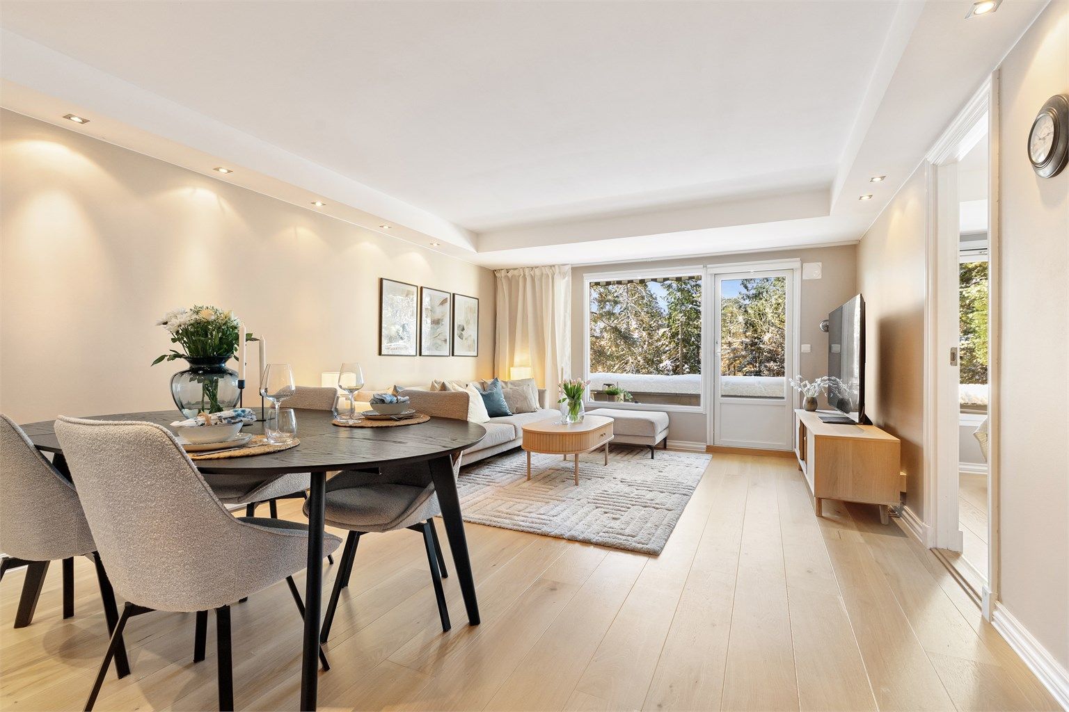 Den romslige stuen gir god plass til både en sofagruppe og et spisebord. Foto: Trond Walsø / Walso Work