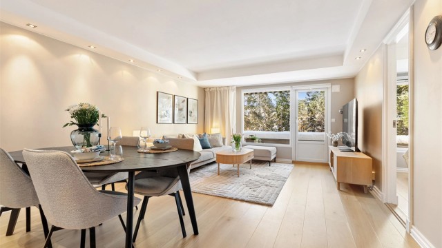 Den romslige stuen gir god plass til både en sofagruppe og et spisebord. Foto: Trond Walsø / Walso Work