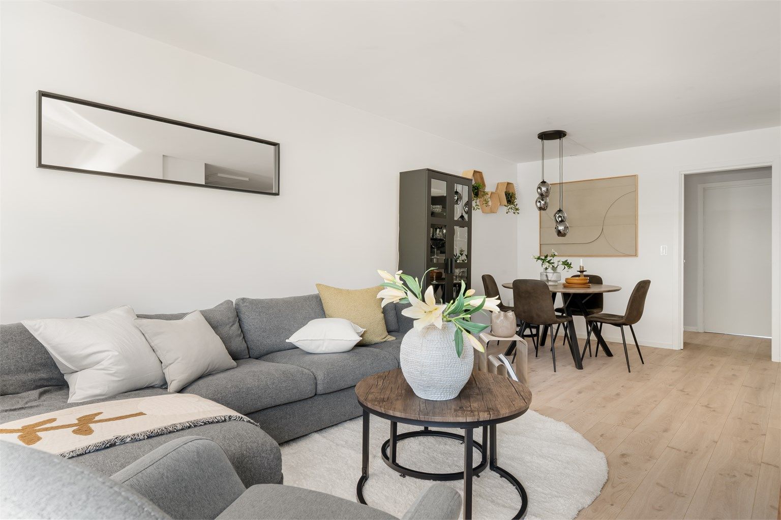 Stuen har god plass til både sofagruppe og spisebord.