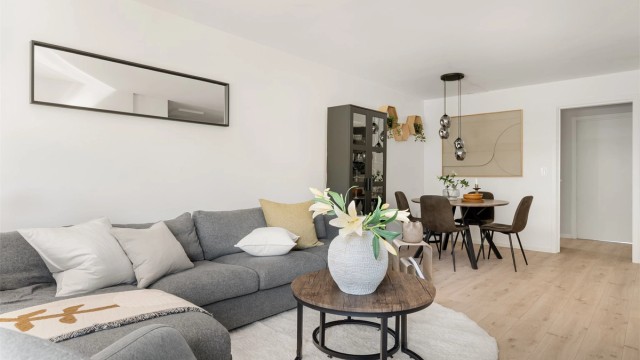 Stuen har god plass til både sofagruppe og spisebord.