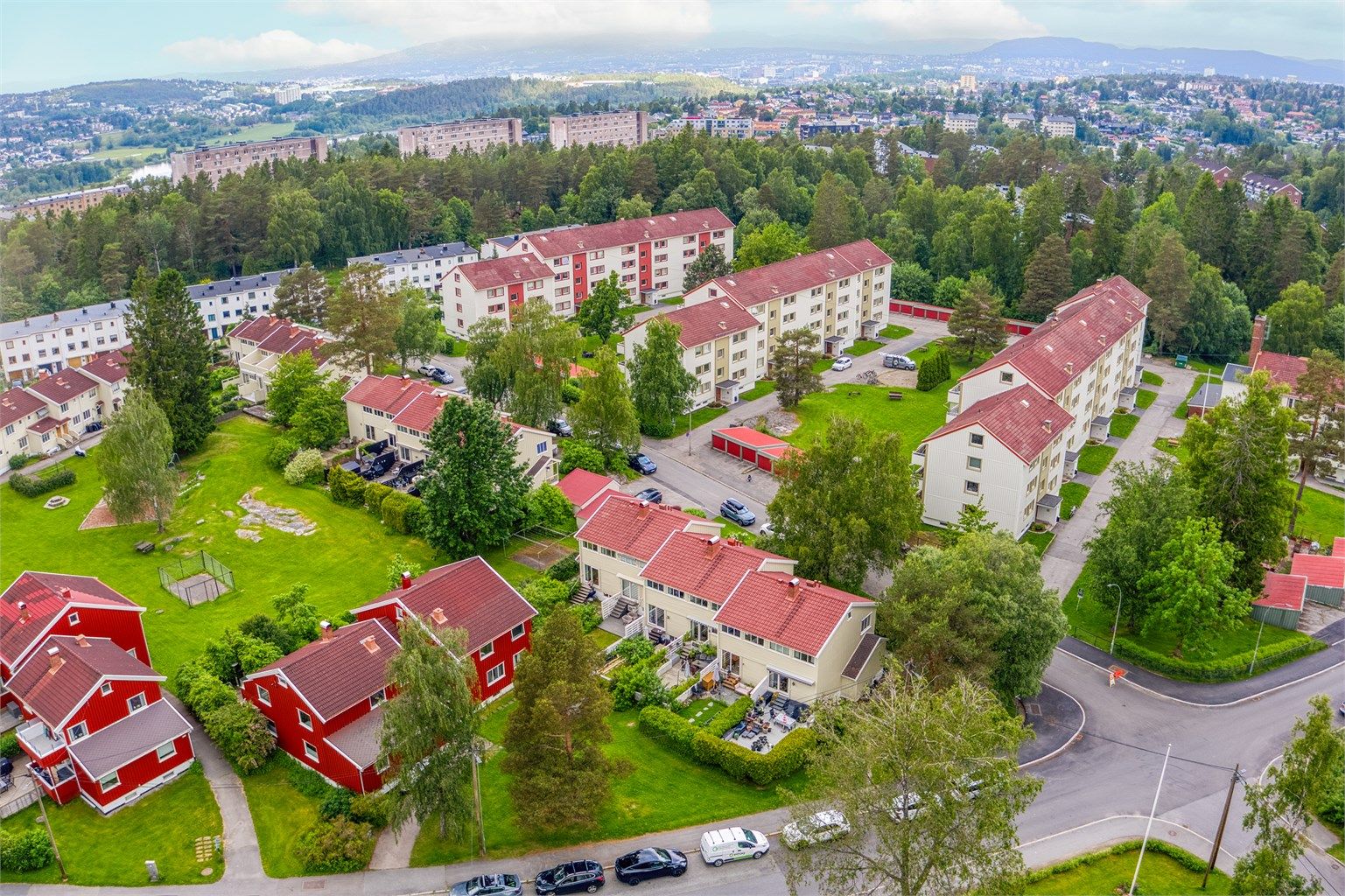 Et barnevennlig og rolig boligområde med nærhet til både by og natur.
