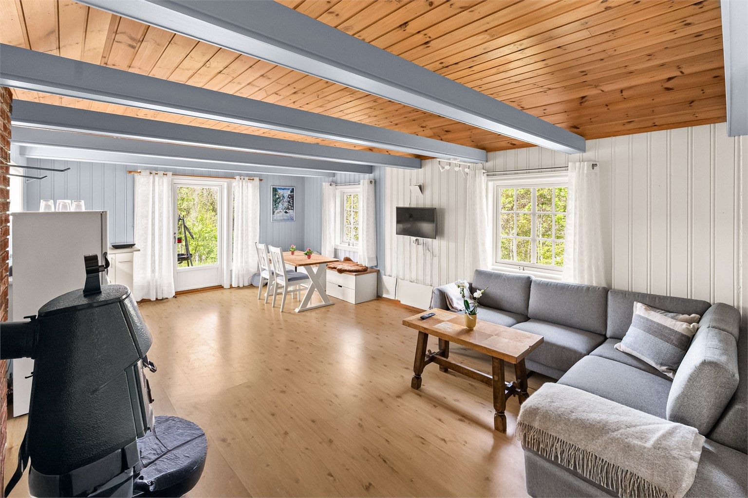 Stue og kjøkken i åpen løsning i det store rommet