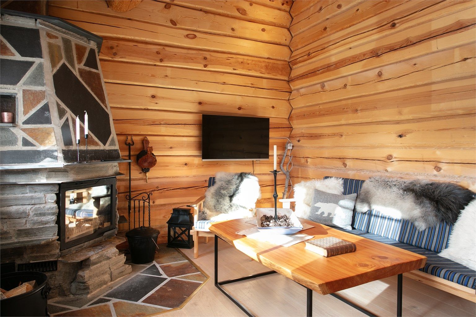 Flott murt peis på stuen 