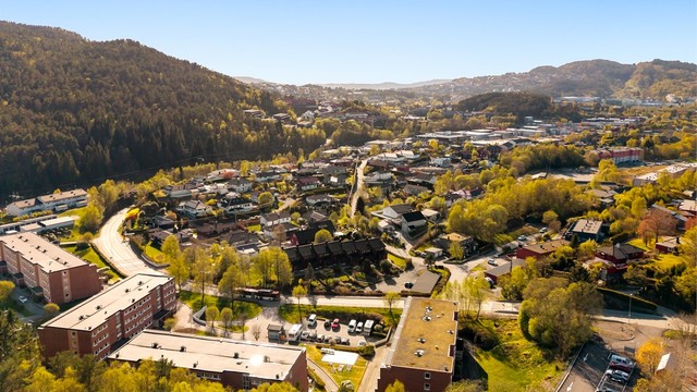 Det er kort vei til både skole og barnehager i området.