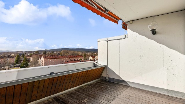 Leiligheten har to vestvendte terrasser på 11 kvm som er delvis overbygget. Markisen ved stuen har fjernstyrt motor. Foto: Petter Tanum/Tanumfoto