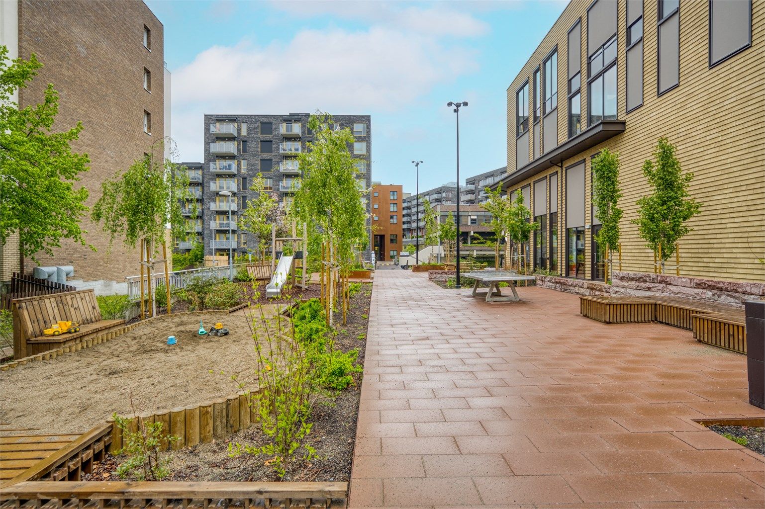 I nærområdet finner du flotte friområder, skoler og barnehager, som Ensjø Torg barnehage kun 3 minutter unna.