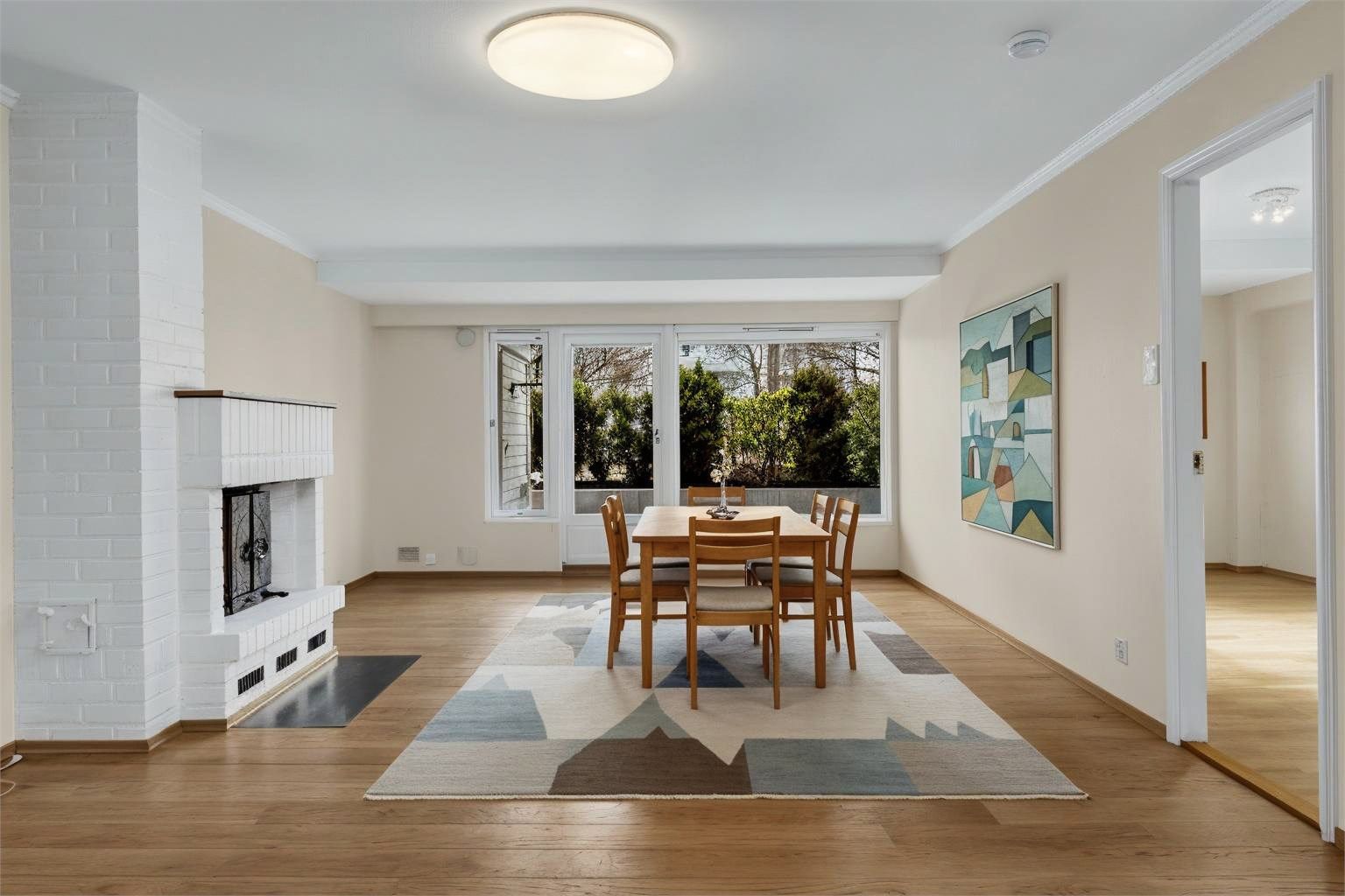 Digitalt stylet bilde av det store oppholdsrommet. Her illustrert som spisestue.