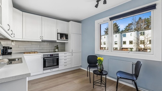 Kjøkkenet har plass til en liten sittegruppe og er praktisk utformet med opplegg for oppvaskmaskin.