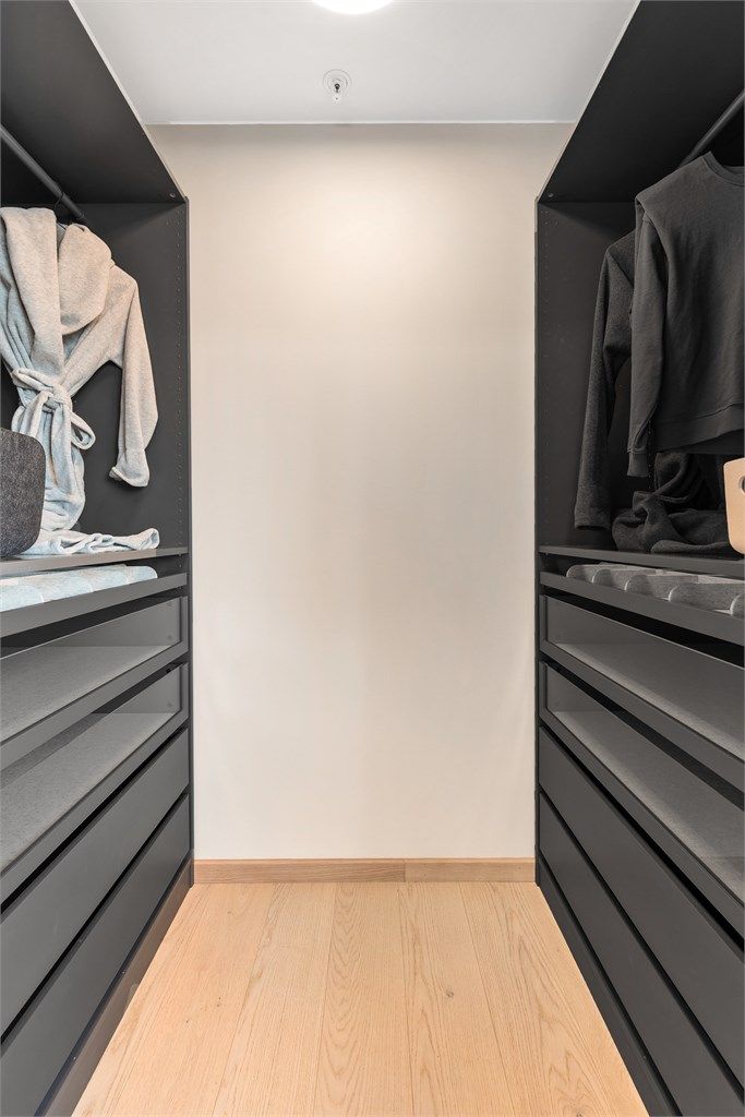 Praktisk walk-in-garderobe med god plass.