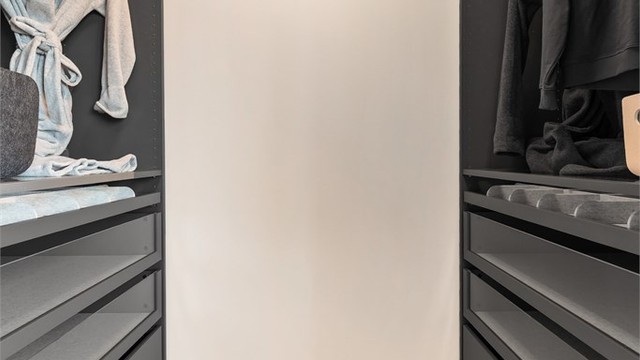 Praktisk walk-in-garderobe med god plass.